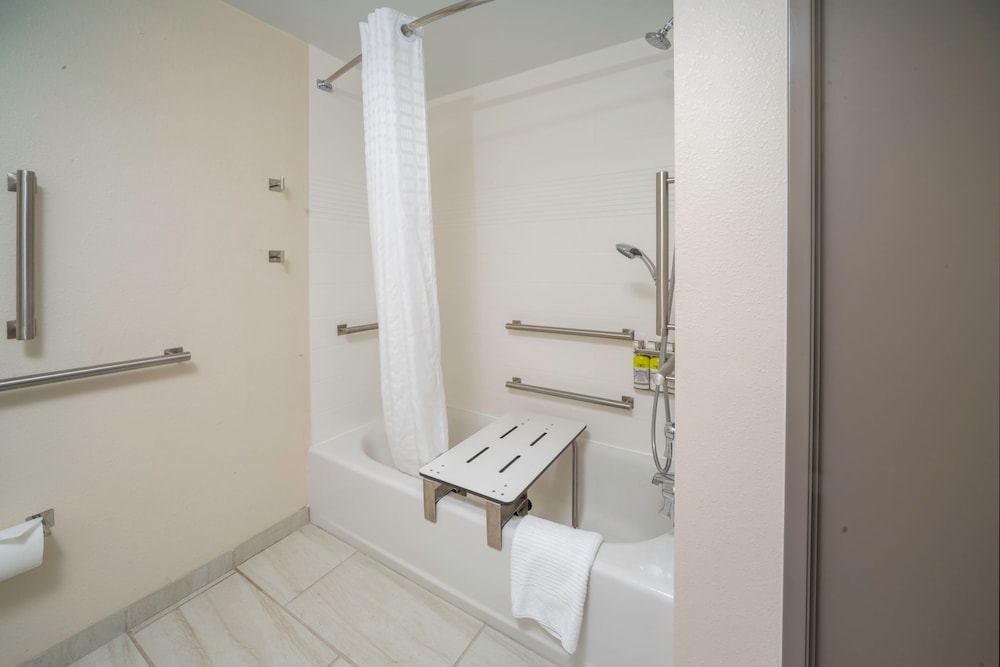 Bathroom, Candlewood Suites Charleston Mt Pleasant, an IHG Hotel