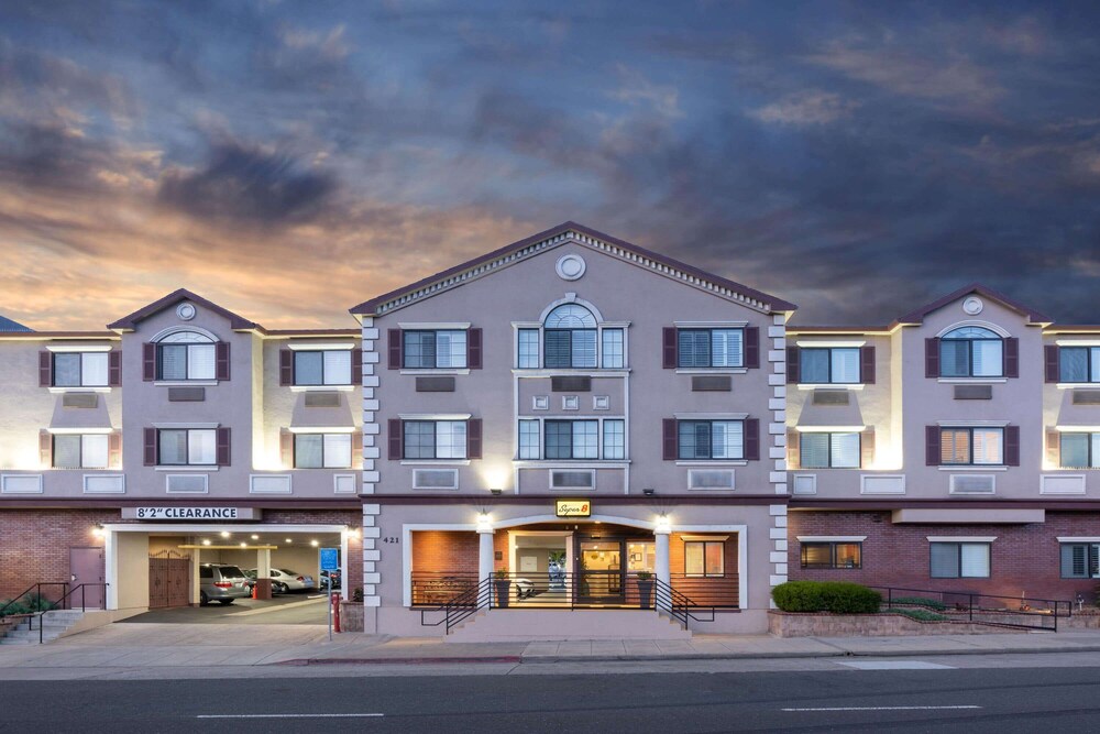 Super 8 by Wyndham San Bruno /SF Intl Arpt West