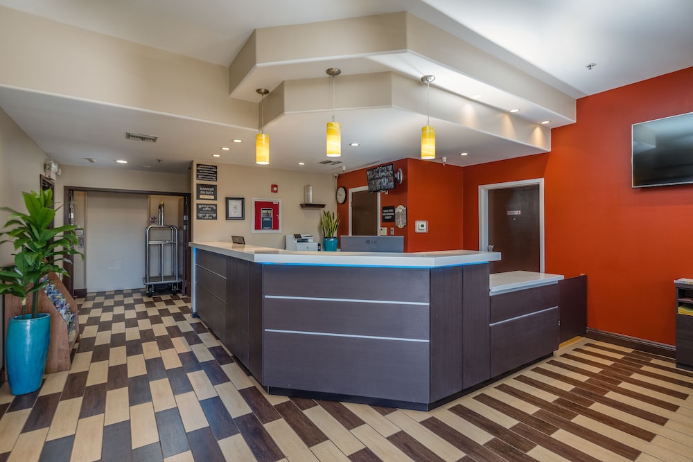 Super 8 by Wyndham San Bruno /SF Intl Arpt West