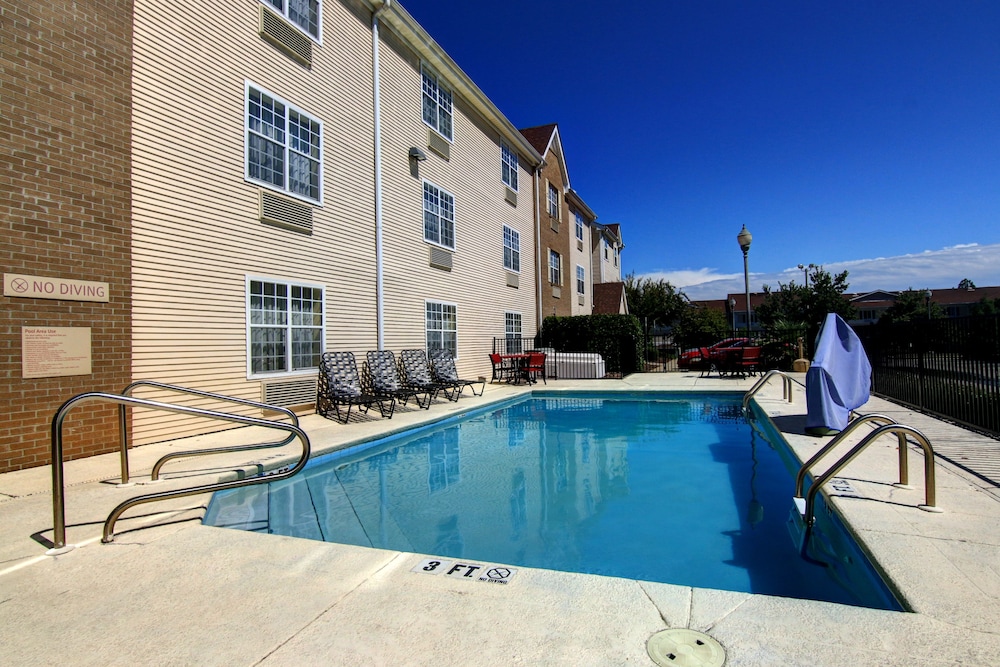 Outdoor pool, Siegel Select Montgomery