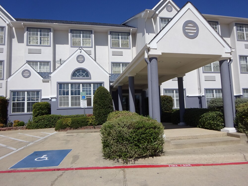 Property entrance, Motel 6 Fort Worth, TX - Burleson