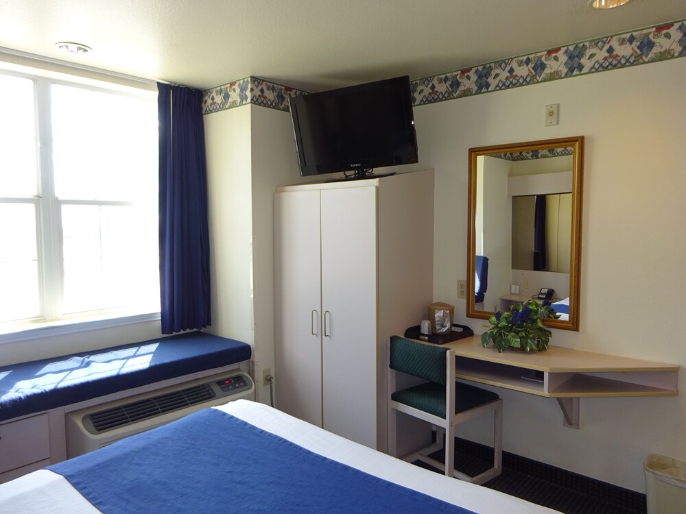 Room amenity, Motel 6 Fort Worth, TX - Burleson