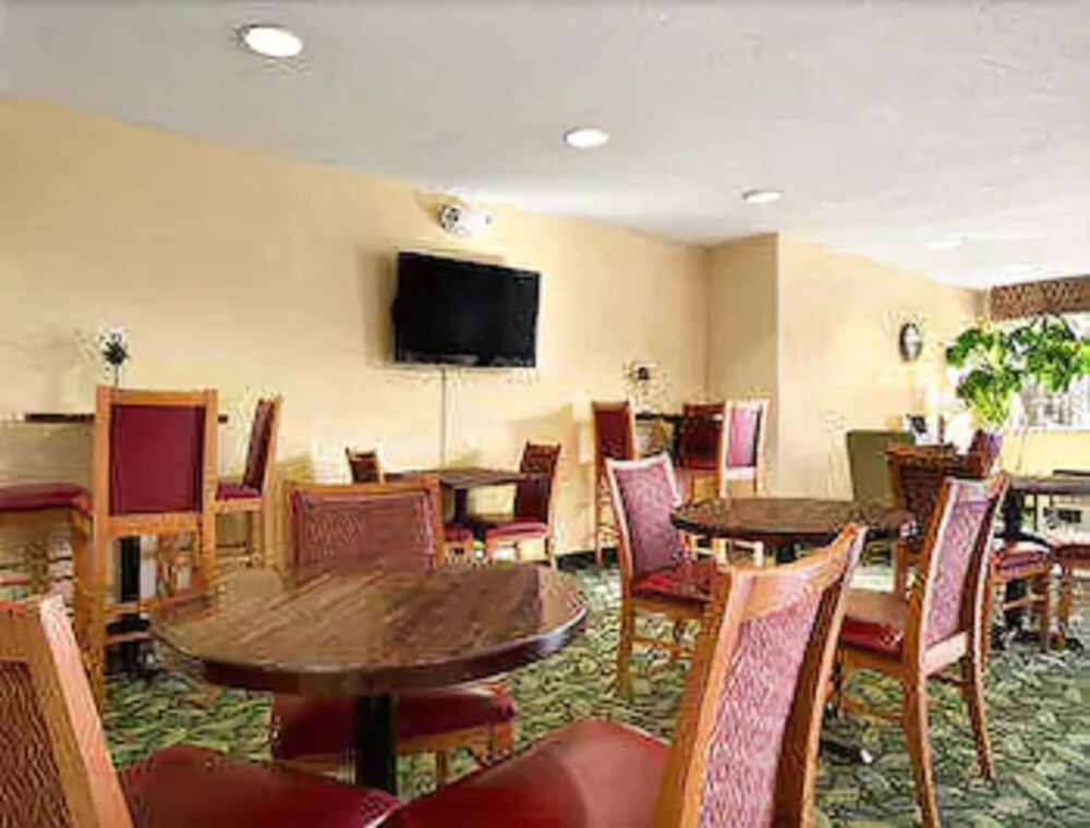 Days Inn & Suites by Wyndham Lafayette IN