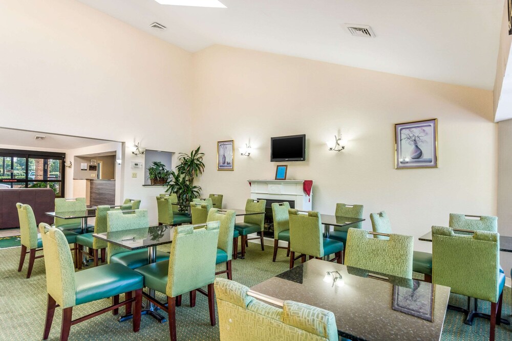 Breakfast area, Quality Inn Petersburg - Fort Lee