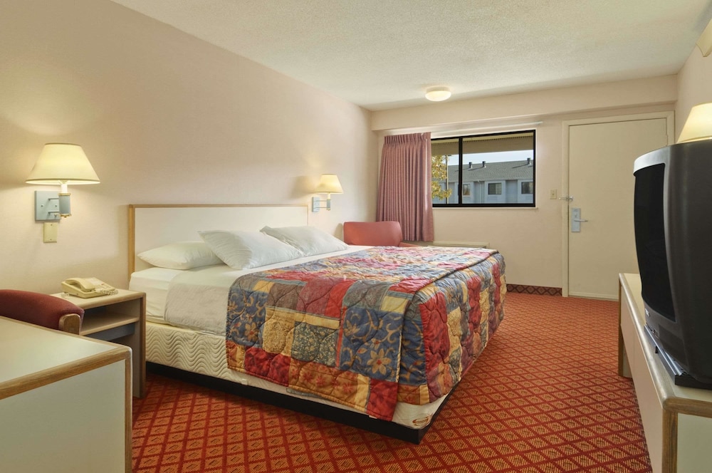 Days Inn by Wyndham Overland Park/Metcalf/Convention Center