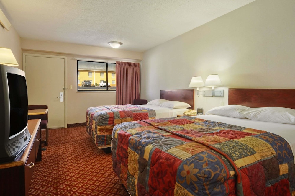 Days Inn by Wyndham Overland Park/Metcalf/Convention Center