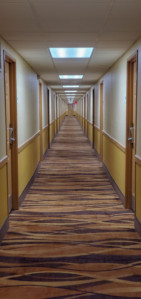 Hallway, Days Inn & Suites by Wyndham Schaumburg