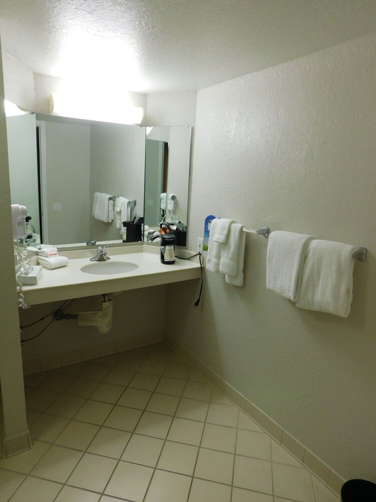 Bathroom, Days Inn & Suites by Wyndham Schaumburg