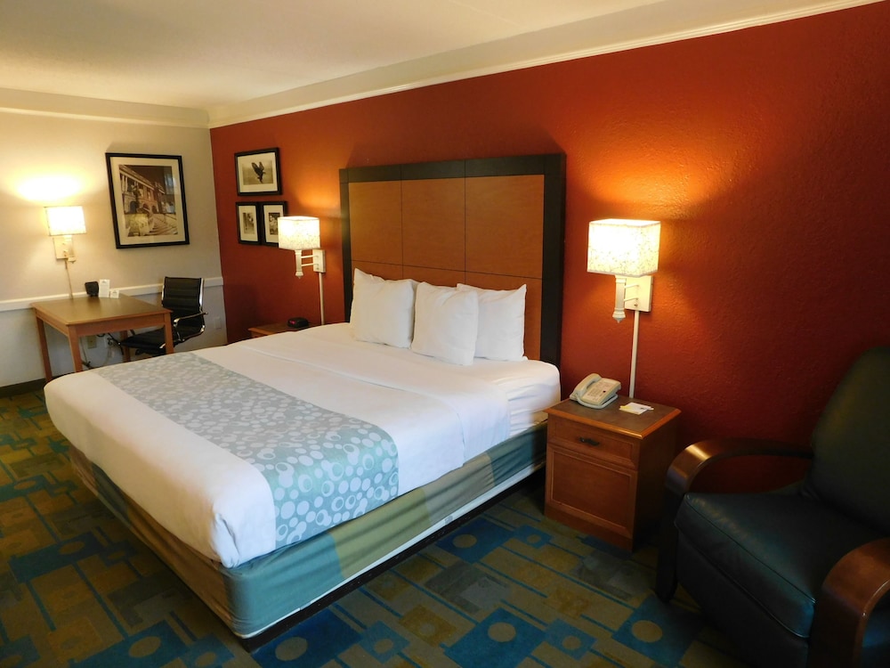 Days Inn & Suites by Wyndham Schaumburg