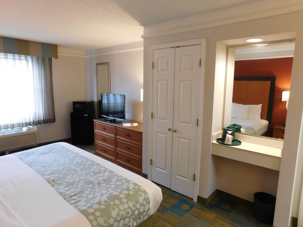 Days Inn & Suites by Wyndham Schaumburg