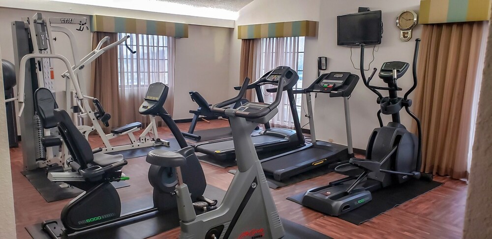 Fitness facility, Days Inn & Suites by Wyndham Schaumburg