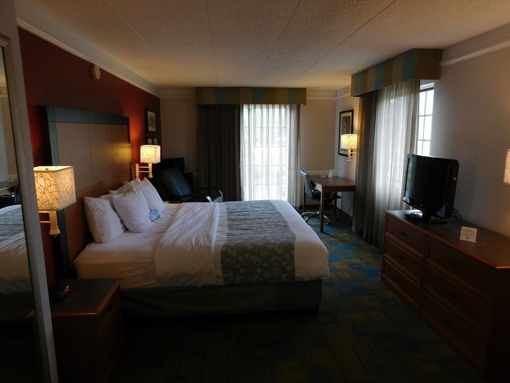 Room, Days Inn & Suites by Wyndham Schaumburg