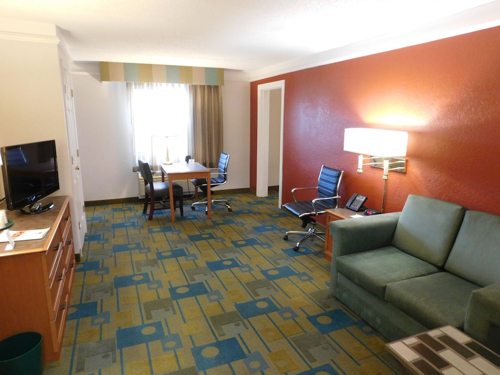 Room, Days Inn & Suites by Wyndham Schaumburg