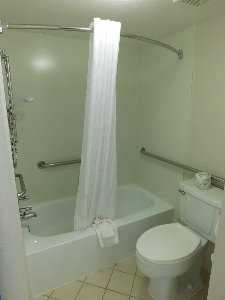 Bathroom, Days Inn & Suites by Wyndham Schaumburg