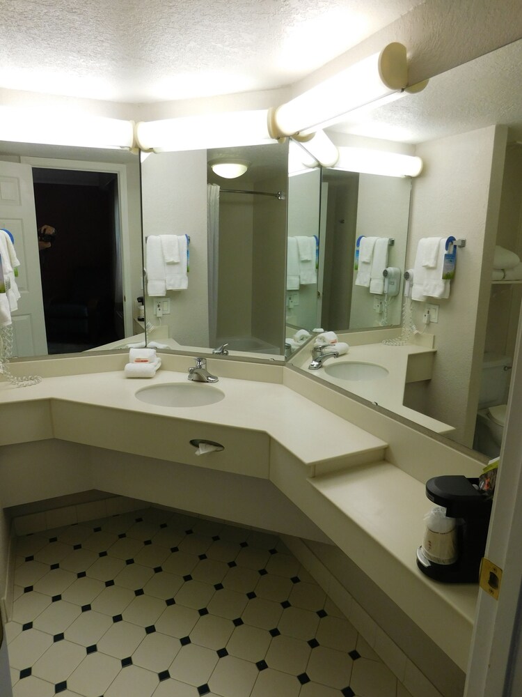 Bathroom, Days Inn & Suites by Wyndham Schaumburg