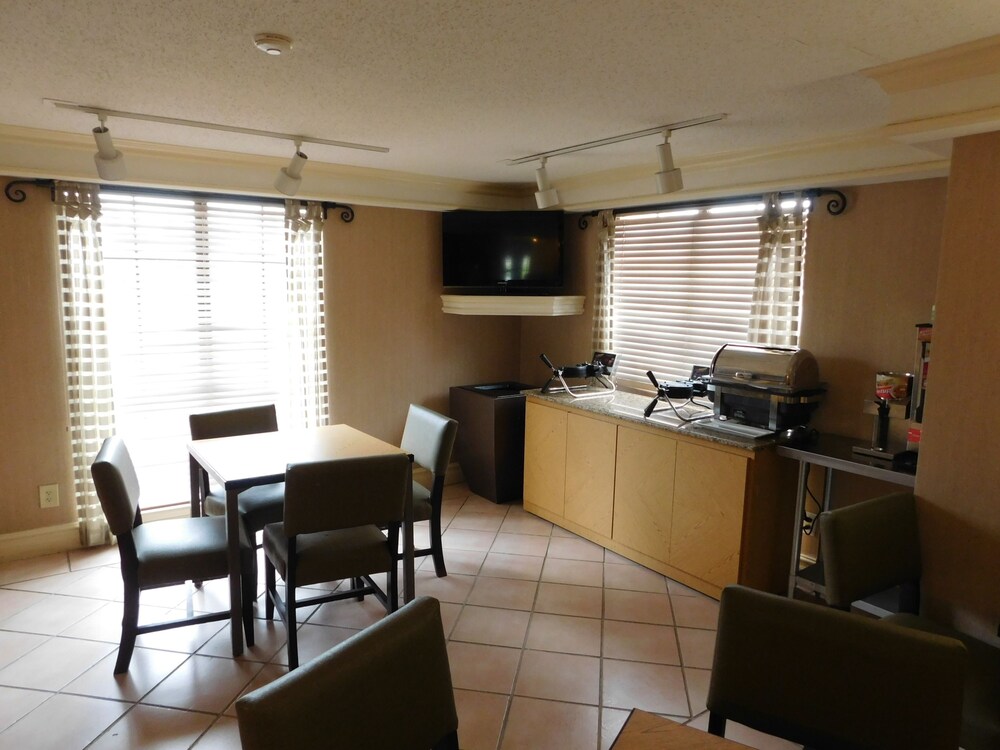 Breakfast area, Days Inn & Suites by Wyndham Schaumburg