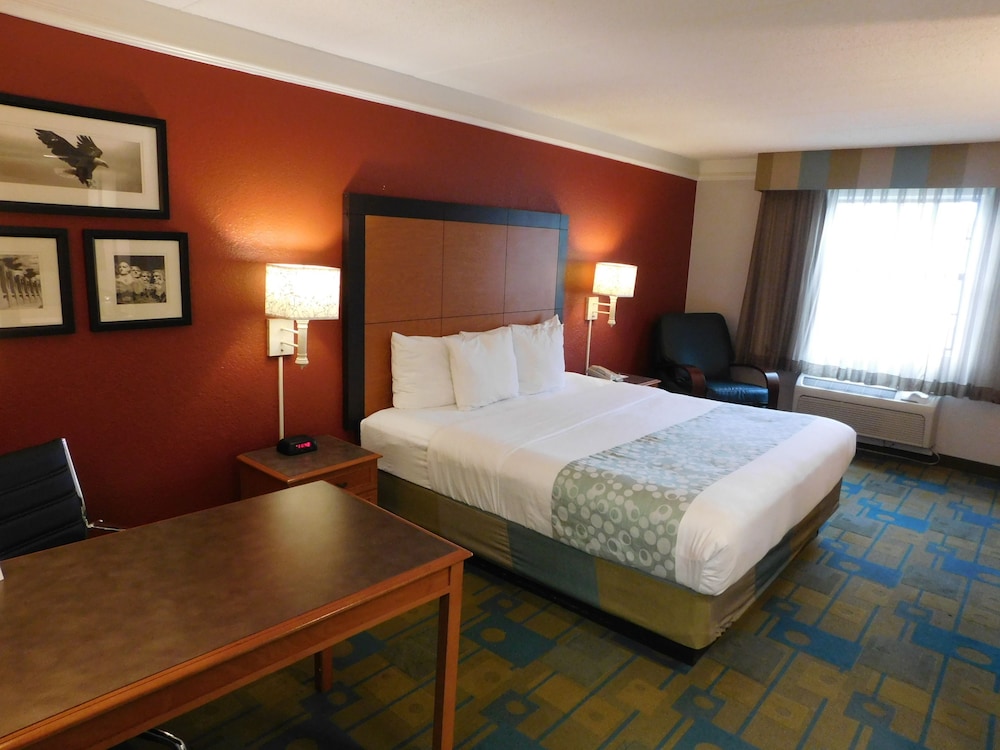 Room, Days Inn & Suites by Wyndham Schaumburg