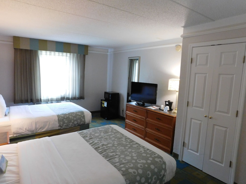 Room, Days Inn & Suites by Wyndham Schaumburg