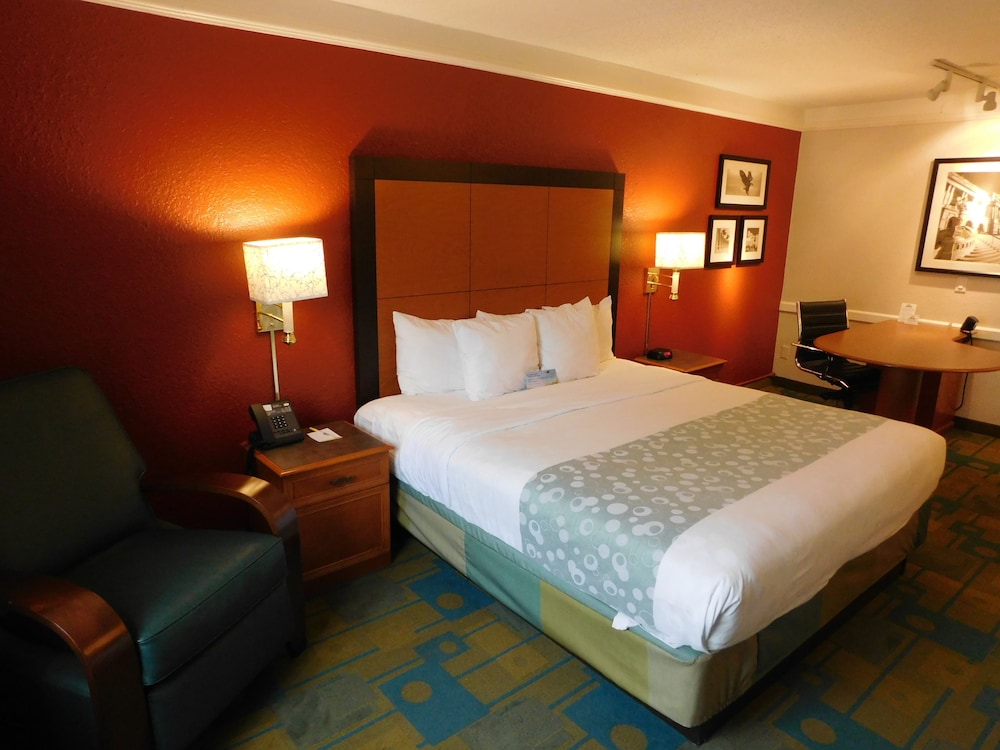 Room, Days Inn & Suites by Wyndham Schaumburg