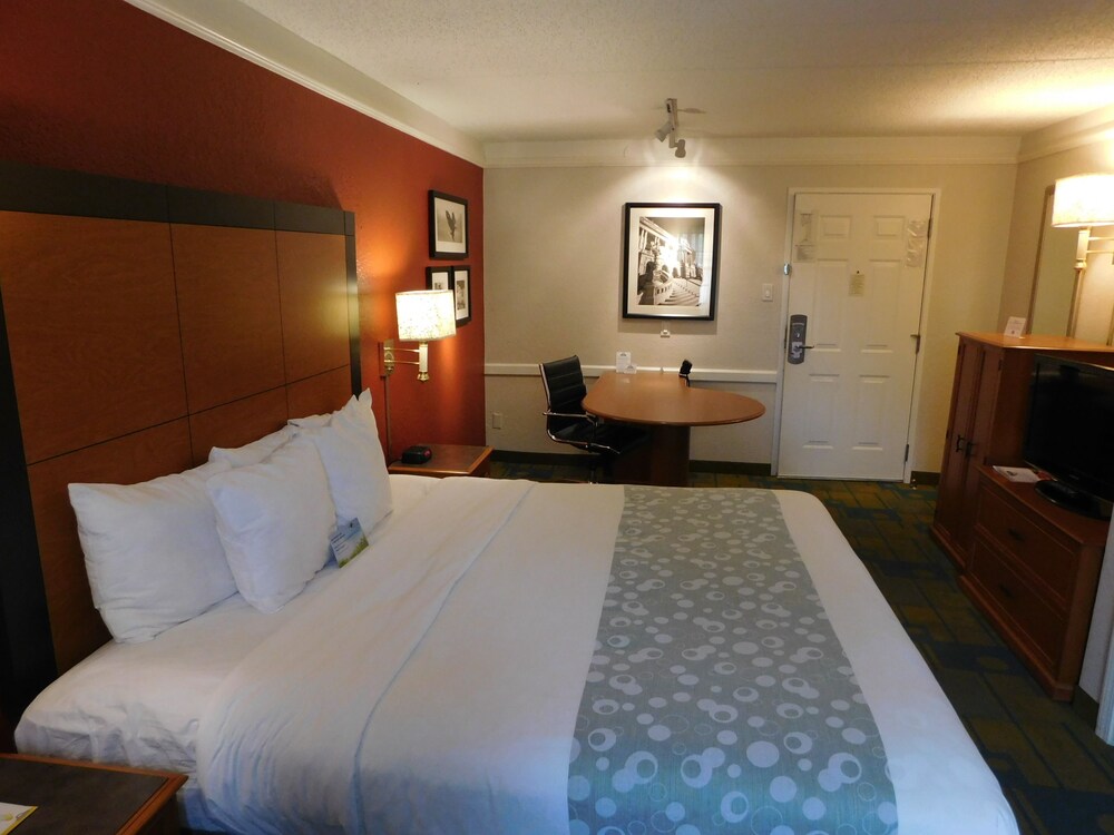 Days Inn & Suites by Wyndham Schaumburg