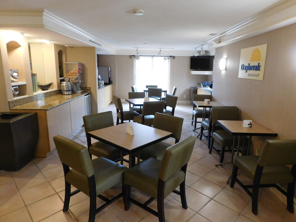 Breakfast area, Days Inn & Suites by Wyndham Schaumburg