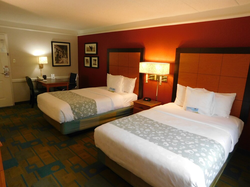 Room, Days Inn & Suites by Wyndham Schaumburg