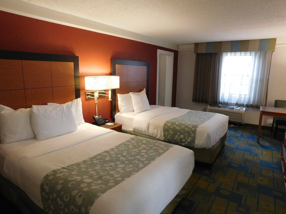 Room, Days Inn & Suites by Wyndham Schaumburg