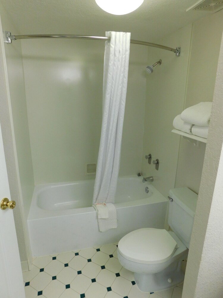 Bathroom, Days Inn & Suites by Wyndham Schaumburg