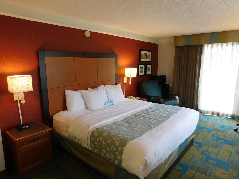 Days Inn & Suites by Wyndham Schaumburg