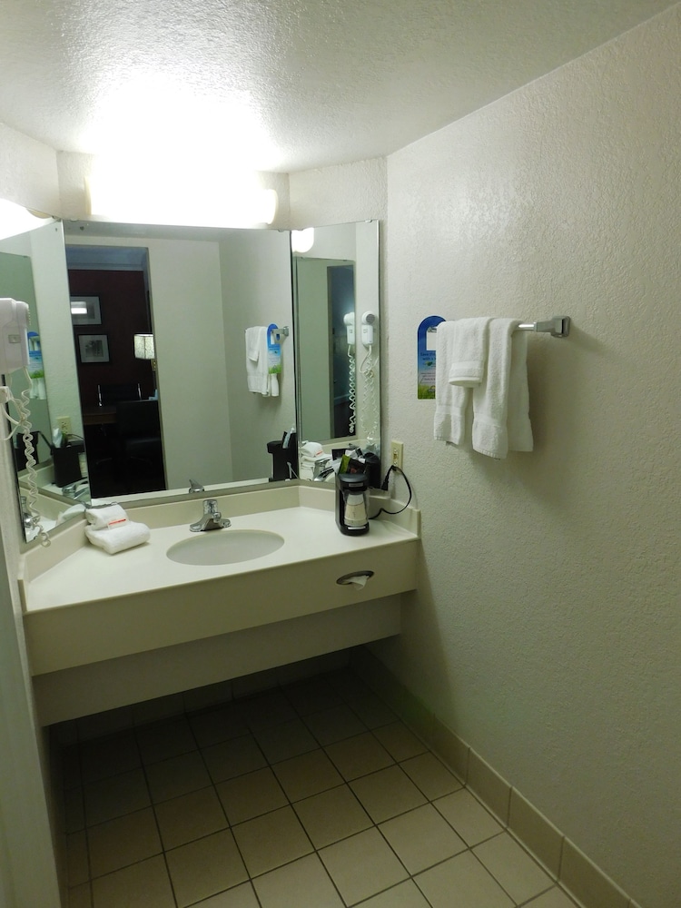 Bathroom, Days Inn & Suites by Wyndham Schaumburg