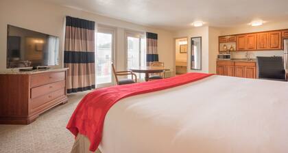 Cottonwood Suites Savannah Hotel & Conference Center