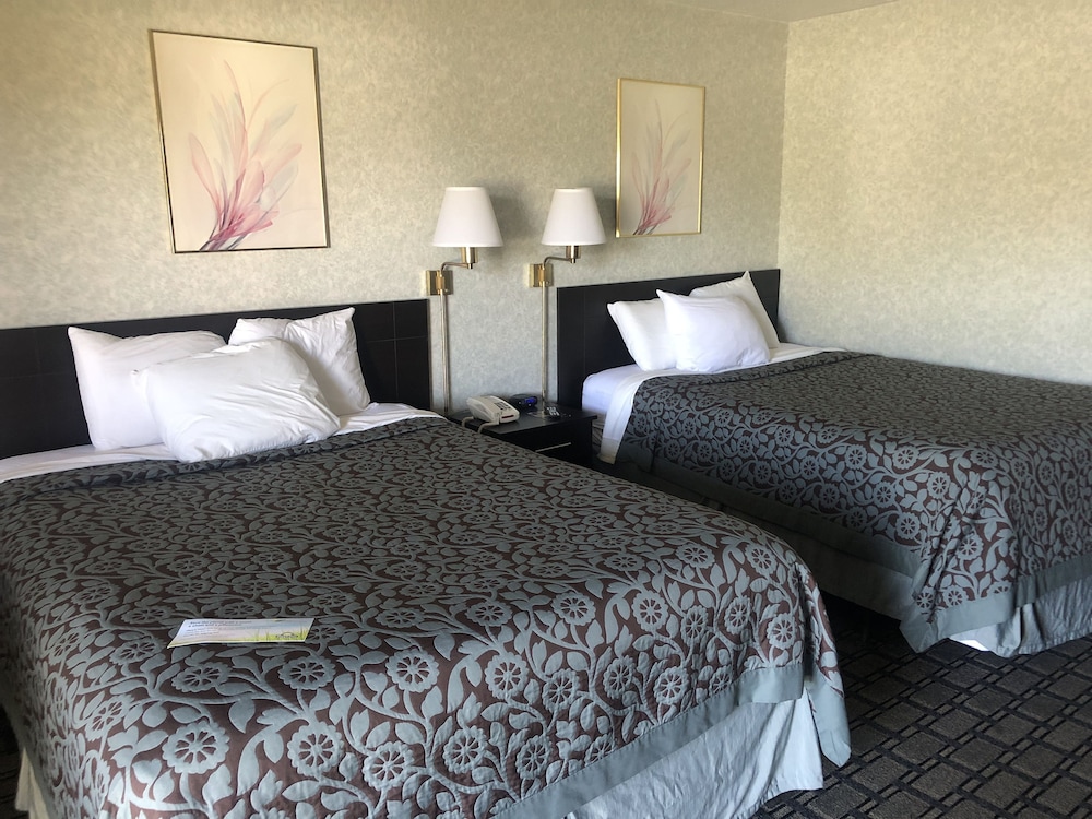 Room, Days Inn by Wyndham St Clairsville