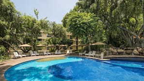 2 outdoor pools