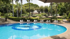 2 outdoor pools