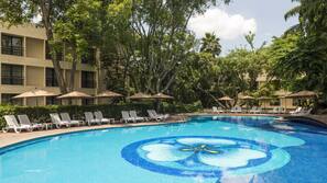 2 outdoor pools