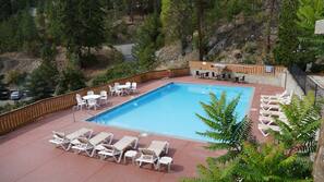 2 outdoor pools