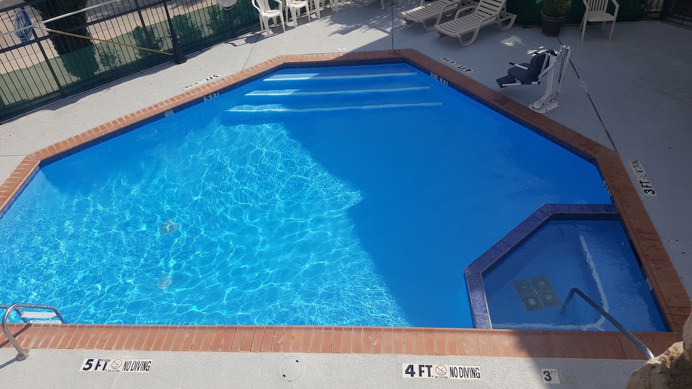 Pool, Quality Inn & Suites North Richland Hills