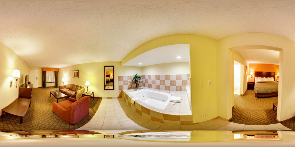 Jetted tub, Quality Inn & Suites North Richland Hills