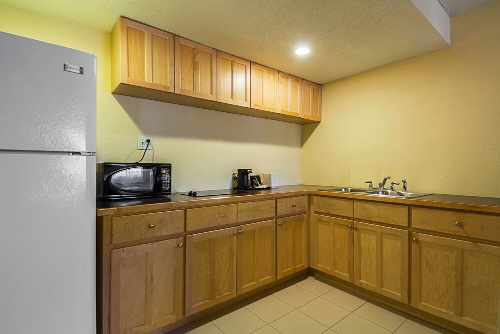 Private kitchen, Quality Inn & Suites North Richland Hills