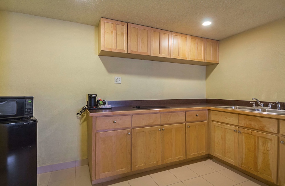 Private kitchen, Quality Inn & Suites North Richland Hills