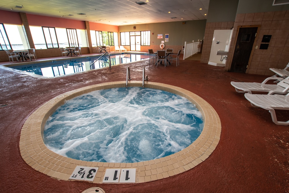 Room Deals for Tawas Bay Beach Resort, East Tawas starting at 126