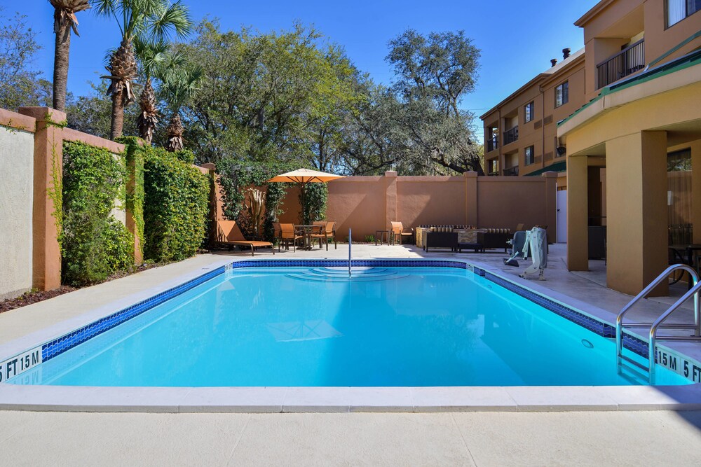 Outdoor pool, Courtyard by Marriott Tampa North/I-75 Fletcher