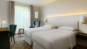 Hochwertige Bettwaren, Minibar, Zimmersafe, Schreibtisch