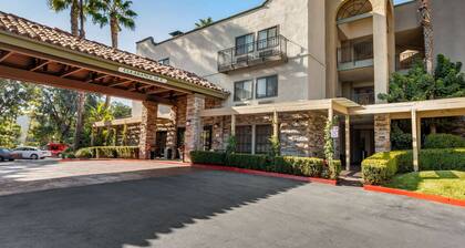 Comfort Inn & Suites Orange County John Wayne Airport