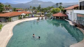 Piscina externa, guarda-sóis, espreguiçadeiras