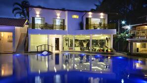 Piscina externa, guarda-sóis, espreguiçadeiras