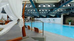 Piscina coperta, con ingresso dalle 7:00 alle 22:30, lettini