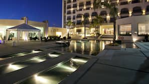 Una piscina al aire libre, sombrillas
