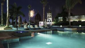 Una piscina al aire libre, sombrillas