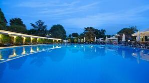 Piscina coperta, piscina all'aperto, ombrelloni da piscina, lettini